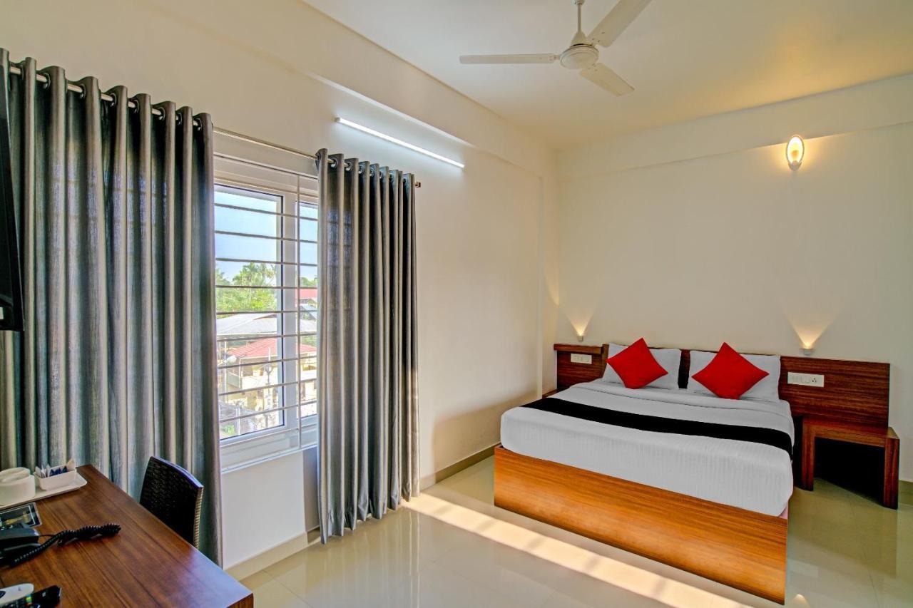 Hotel Vaccinated Staff- Capital O 74715 Phoenix Holidays Kochi Zewnętrze zdjęcie