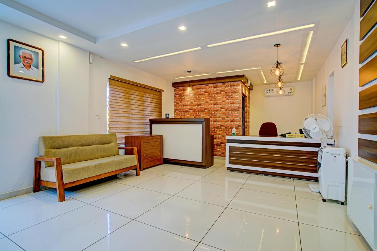 Hotel Vaccinated Staff- Capital O 74715 Phoenix Holidays Kochi Zewnętrze zdjęcie